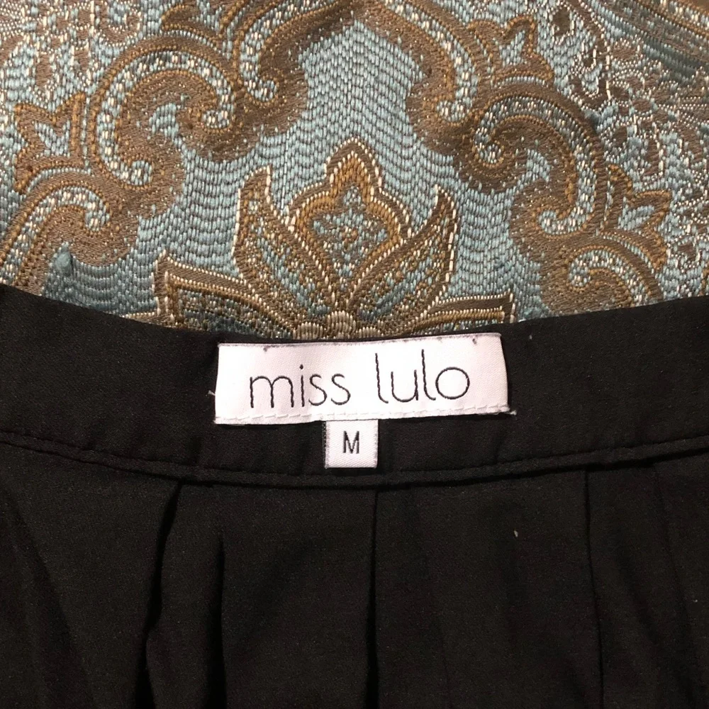 Pleated black skirt with pockets
